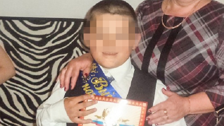 В закрытом гробу: сотни каслинцев пришли проститься с убитым 10-летним мальчиком
