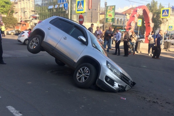 Водителю пришлось выбираться из салона через заднюю дверь Водителю пришлось выбираться из салона через заднюю дверь