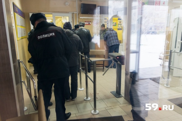 Система охраны в школе первоклассная, но даже она не спасла от проникновения детей с холодным оружием Система охраны в школе первоклассная, но даже она не спасла от проникновения детей с холодным оружием
