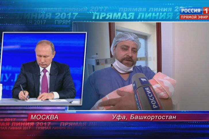 Отец впервые взял ребенка на руки Отец впервые взял ребенка на руки