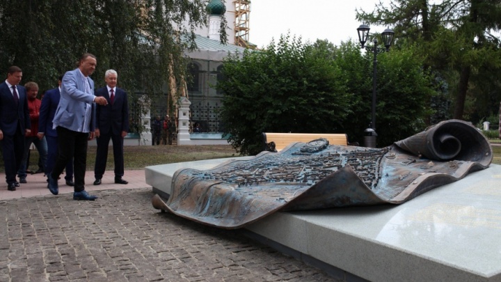 В Ярославле открыли новый памятник в форме свитка