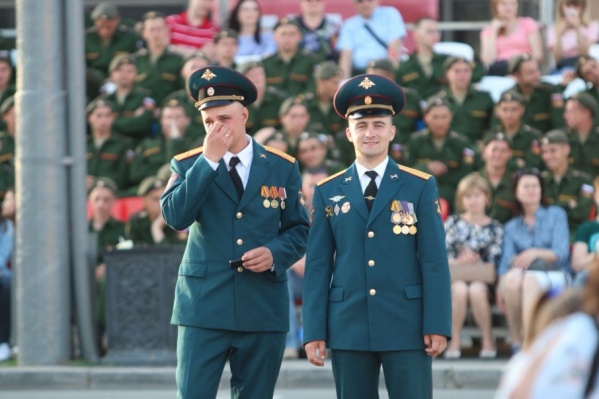 В этот день даже строгие военные не сдерживают эмоций В этот день даже строгие военные не сдерживают эмоций