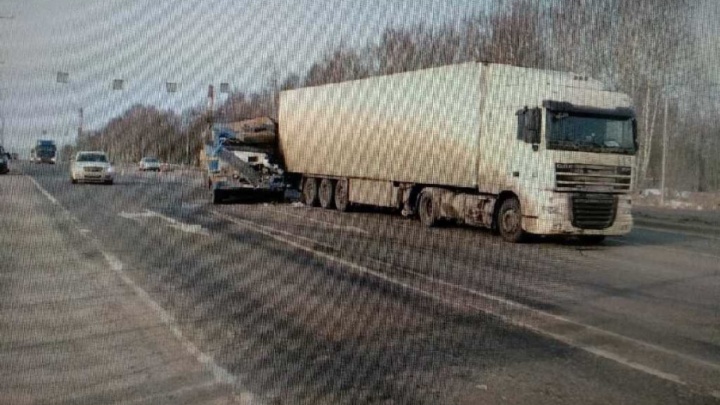 На трассе М-8 столкнулись грузовики: водитель ранен