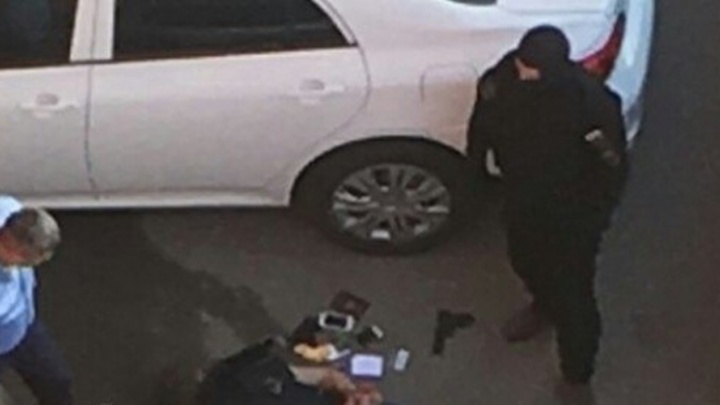 Очевидцы: ростовские полицейские задержали пытавшихся ограбить ломбард мужчин