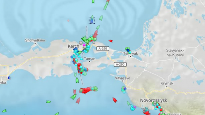 Прошедший пограничный контроль лайнер «Генерал Ватутин» пересекает Азовское море