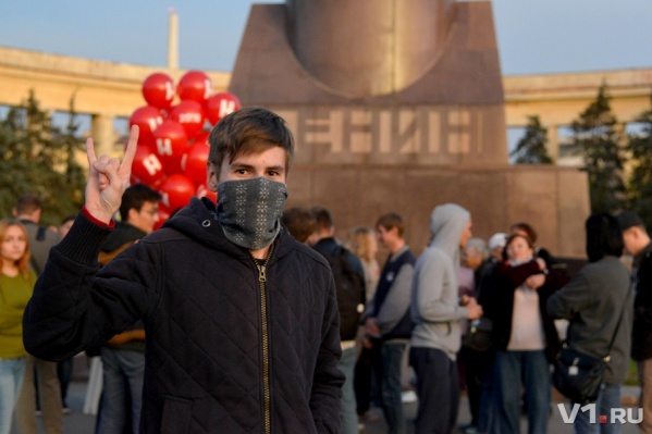 Больше 100 оппозиционеров митингуют на площади Ленина Больше 100 оппозиционеров митингуют на площади Ленина