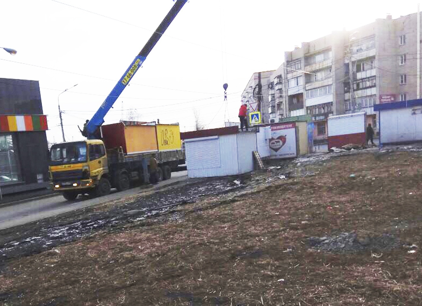 Днём во вторник на перекрёсток привезли ещё два киоска Днём во вторник на перекрёсток привезли ещё два киоска