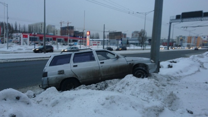 Экстремальная парковка: на Московском шоссе «одиннадцатая» оседлала сугроб