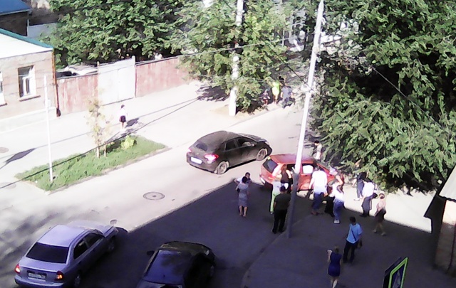 Мужчина с женой и ребёнком перевернулись на автомобиле в Ростове