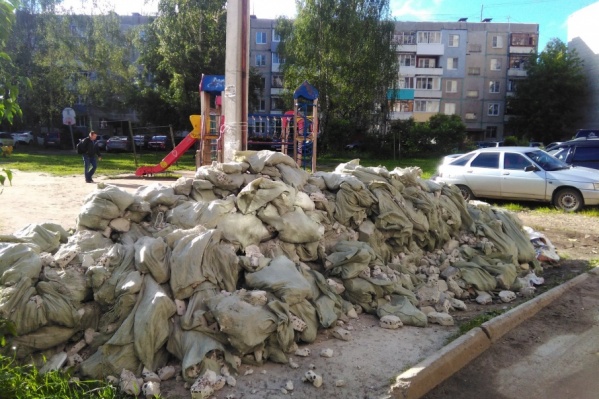 Мешки накидали во дворе дома на проезде Моторостроителей Мешки накидали во дворе дома на проезде Моторостроителей