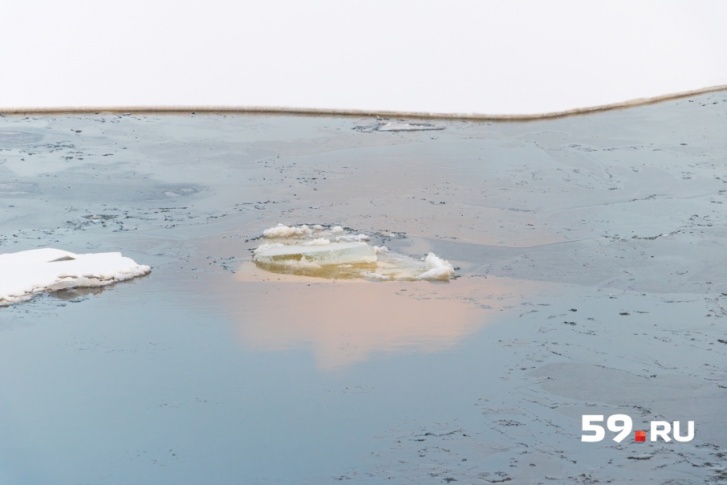 Оба рыбака оказались в воде, но выплыл лишь один Оба рыбака оказались в воде, но выплыл лишь один