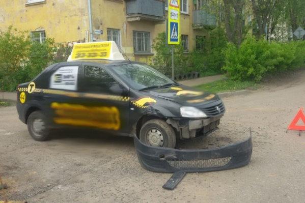 Известное такси снова оказалось в ДТП Известное такси снова оказалось в ДТП