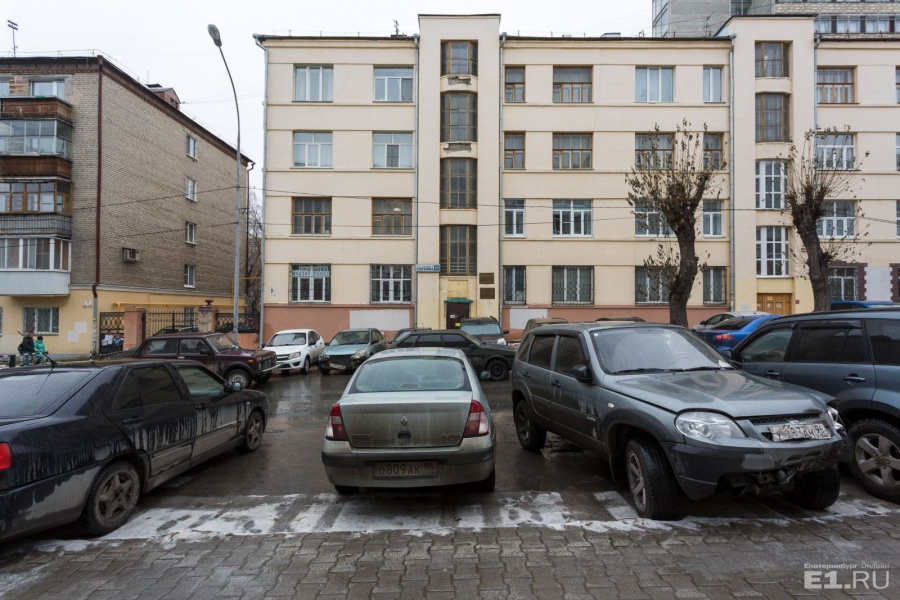 В архитектуре этого дома есть и конструктивизм, и модерн.
В архитектуре этого дома есть и конструктивизм, и модерн.