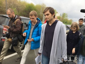 Руслан Соколовский вышел из суда с большой сумкой, которую готовил себе в колонию.
Руслан Соколовский вышел из суда с большой сумкой, которую готовил себе в колонию.