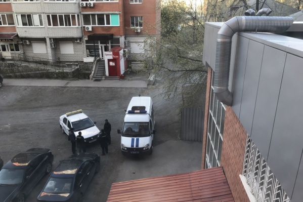 Очевидцы утверждают, что пострадали больше семи автомобилей. Среди них — и личные, и принадлежащие службе такси Очевидцы утверждают, что пострадали больше семи автомобилей. Среди них — и личные, и принадлежащие службе такси