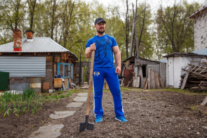 Лайфхаки от известного тюменского спортсмена помогут дачницам совместить дела в огороде с фитнесом