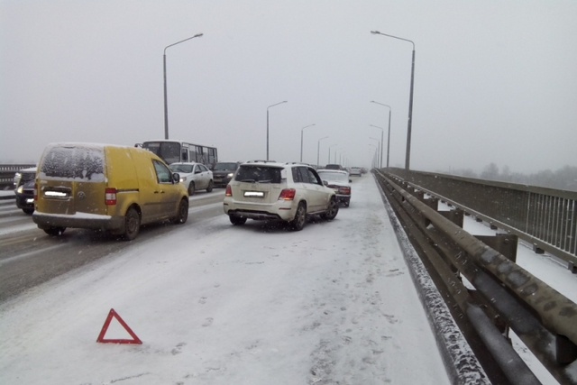 Серьезная авария произошла на Заволжском мосту.