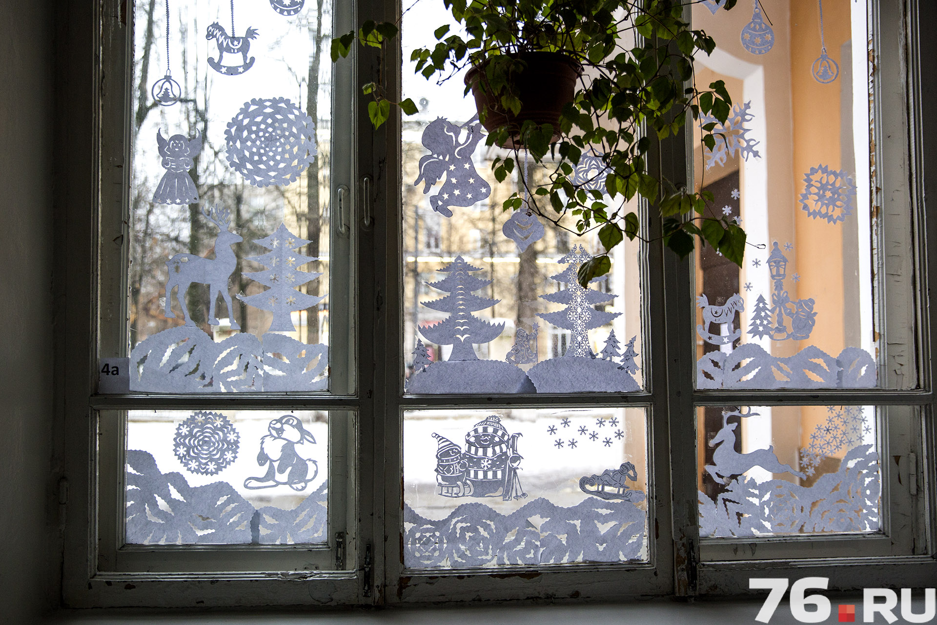 В школе №49 украсили окна двух этажей красивыми, вырезанными из бумаги фигурками