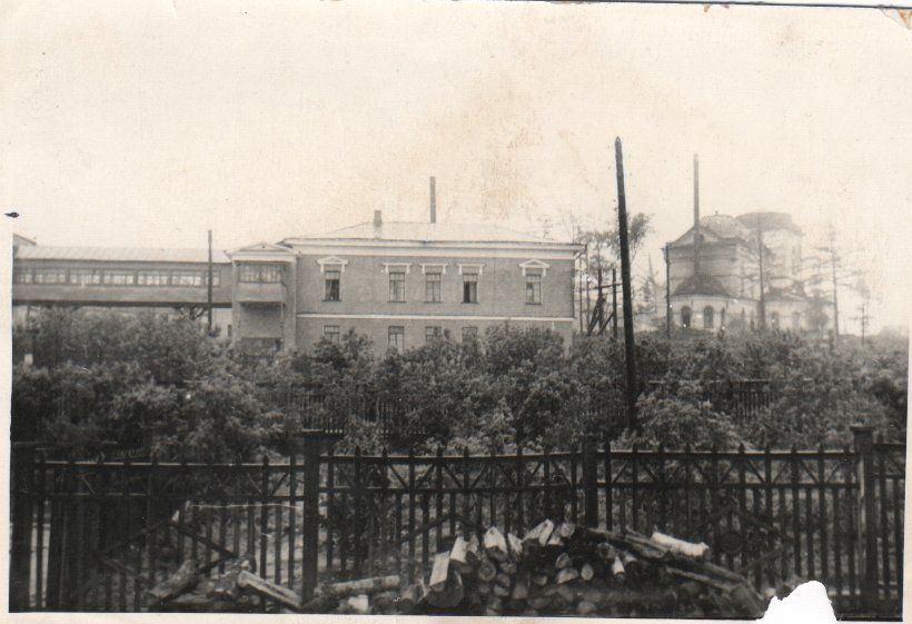Детский дом, а за ним храм, правда, уже без куполов. Детский дом, а за ним храм, правда, уже без куполов.