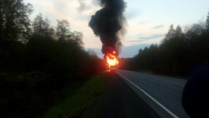 На трассе М-5 в Челябинской области сгорел пассажирский автобус