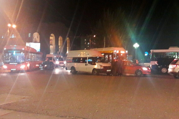 Вечером в понедельник центр города блокировала авария с автобусом
