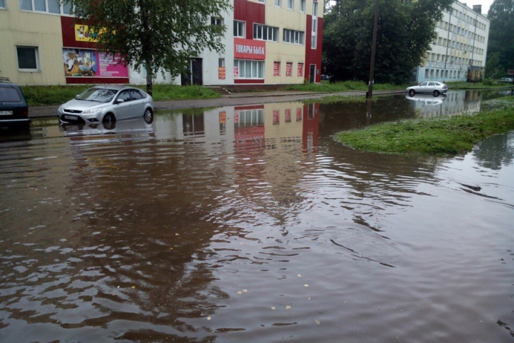 На улице Рыкачева всегда глубокие лужи На улице Рыкачева всегда глубокие лужи