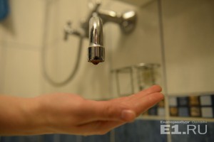 Все праздники жители многоэтажки просидели без холодной воды.
Все праздники жители многоэтажки просидели без холодной воды.