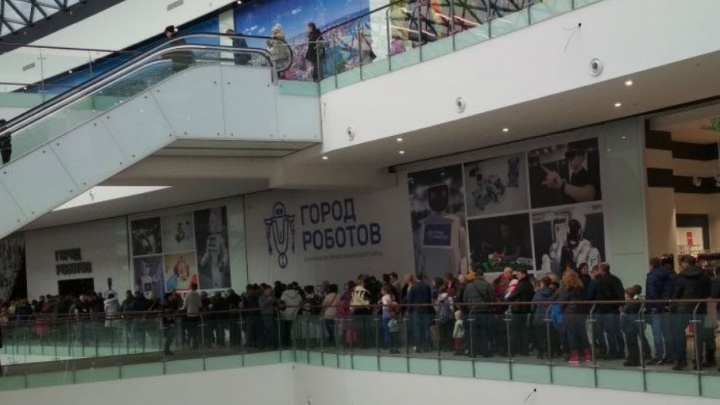Ростовчане часами стоят в очереди, чтобы попасть на выставку роботов