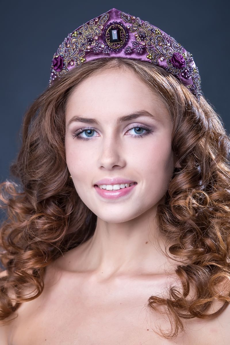 18-летняя Елена Рыбачук: "Учусь в Юридическом университете, в Институте юстиции. 9 лет занимаюсь плаванием и 3 года танцами. По жизни иду с девизом: "Люди всегда сваливают вину на обстоятельства". Я не верю в силу обстоятельств. В этом мире добивается успеха только тот, кто ищет нужных ему условий и, если их не находит, создаёт их сам".
18-летняя Елена Рыбачук: "Учусь в Юридическом университете, в Институте юстиции. 9 лет занимаюсь плаванием и 3 года танцами. По жизни иду с девизом: "Люди всегда сваливают вину на обстоятельства". Я не верю в силу обстоятельств. В этом мире добивается успеха только тот, кто ищет нужных ему условий и, если их не находит, создаёт их сам".