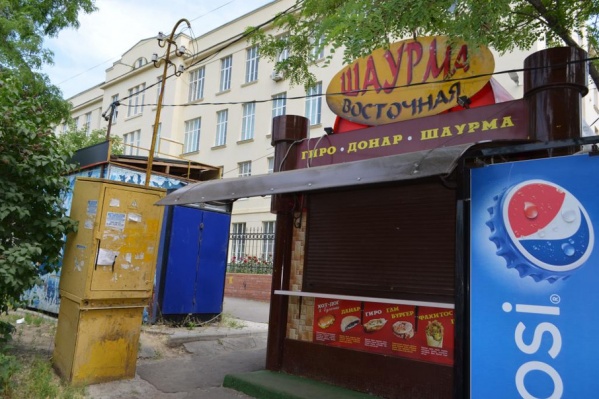 В Новочеркасске во время рейда ларьки с шаурмой оказались закрыты В Новочеркасске во время рейда ларьки с шаурмой оказались закрыты
