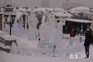 Мастера делали ледовые скульптуры несколько дней.
Мастера делали ледовые скульптуры несколько дней.