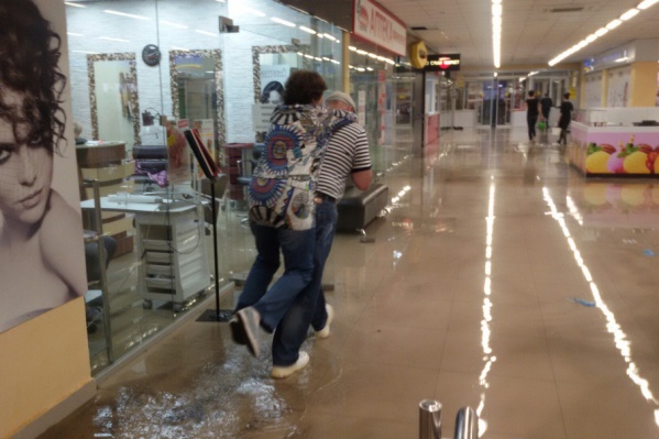 В «Солнечном» вода добралась до магазинов, расположенных на первом этаже В «Солнечном» вода добралась до магазинов, расположенных на первом этаже
