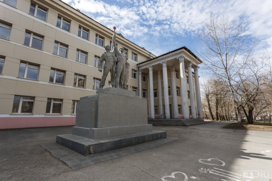 Если приглядеться, кажется, что факел, который держат комсомольцы, действительно похож на инструмент сантехника. Если приглядеться, кажется, что факел, который держат комсомольцы, действительно похож на инструмент сантехника.