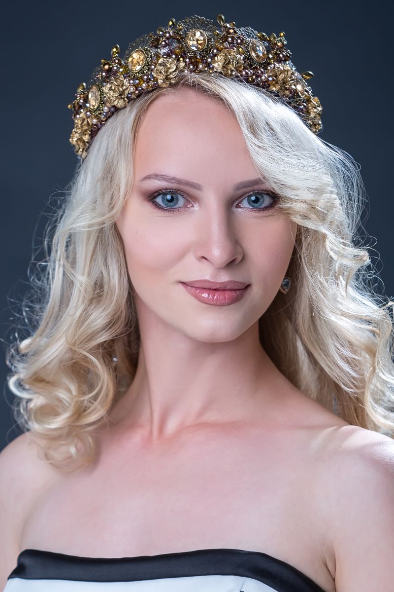 22-летняя Мария Попова: "Я люблю жизнь! Стараюсь делать всё, чтобы родители были счастливы. Являюсь лауреатом вокальных, художественных конкурсов, работаю волонтёром Урала. Обожаю выпекать торты, играть на гитаре и моделировать самолёты Второй мировой войны. Считаю, что искренность в сердцах – это дефицит нашего времени, но я сохранила её, чем очень горжусь".
22-летняя Мария Попова: "Я люблю жизнь! Стараюсь делать всё, чтобы родители были счастливы. Являюсь лауреатом вокальных, художественных конкурсов, работаю волонтёром Урала. Обожаю выпекать торты, играть на гитаре и моделировать самолёты Второй мировой войны. Считаю, что искренность в сердцах – это дефицит нашего времени, но я сохранила её, чем очень горжусь".