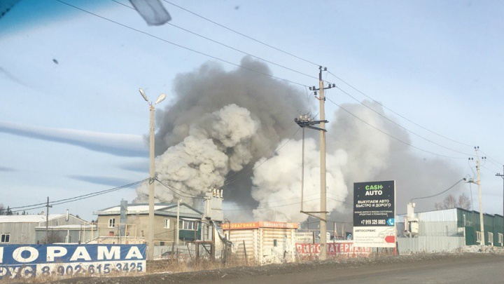 «Работаем по повышенному номеру сложности»: на Южном Урале загорелся склад
