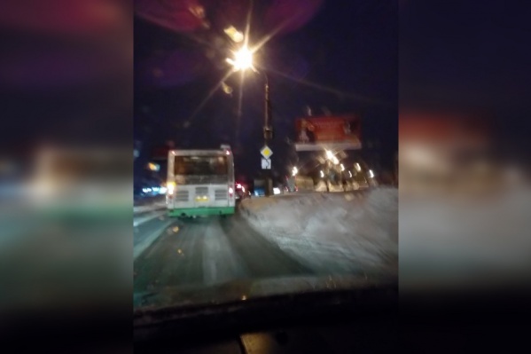 На кольце у «Кока-колы» повесили знаки приоритета На кольце у «Кока-колы» повесили знаки приоритета
