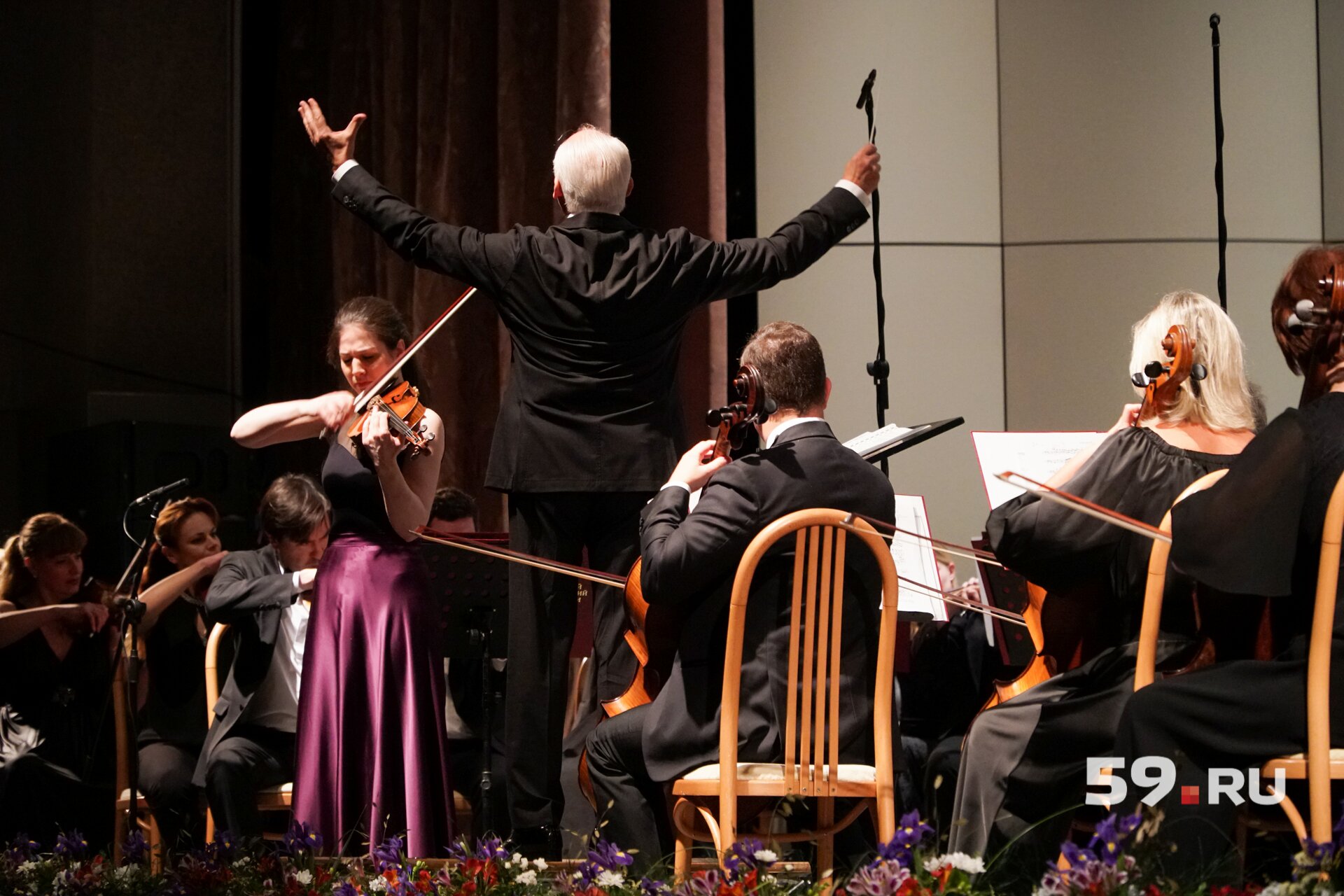 Выступление венгерской скрипачки Агнеш Лангер и оркестра под управлением Спивакова встретили громкими аплодисментами