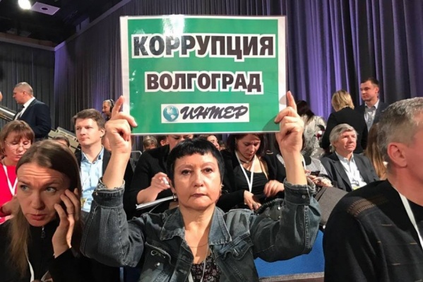 По мнению журналистов, они пытались задать президенту вопрос, волнующий большинство волгоградцев По мнению журналистов, они пытались задать президенту вопрос, волнующий большинство волгоградцев
