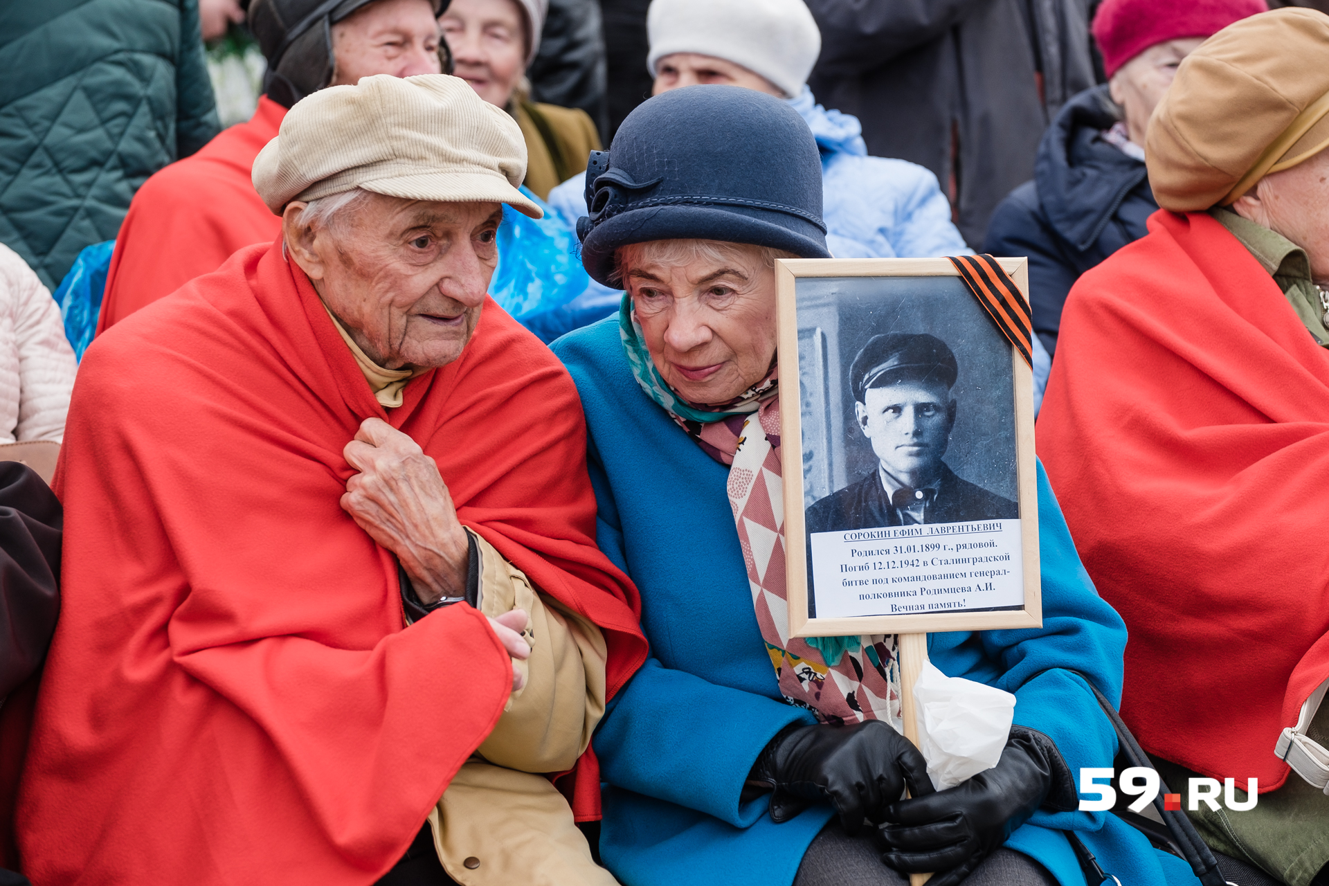 На первых рядах по традиции — ветераны На первых рядах по традиции — ветераны