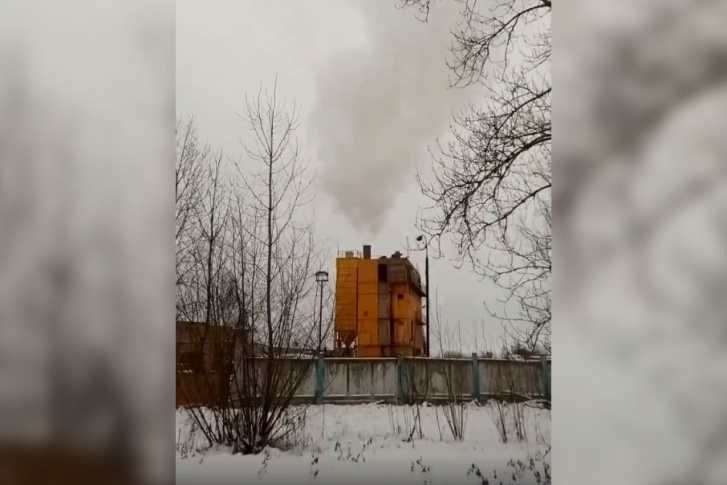 Асфальтовый завод задымил город на много километров вокруг Асфальтовый завод задымил город на много километров вокруг