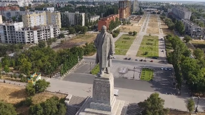 Красноармейск волгоград. Памятник Ленину Волгоград Красноармейский район. Памятник Ленину в Красноармейском районе Волгограда. Волгоград монумент Ленина Красноармейский район. Ленин Красноармейский район Волгоград.