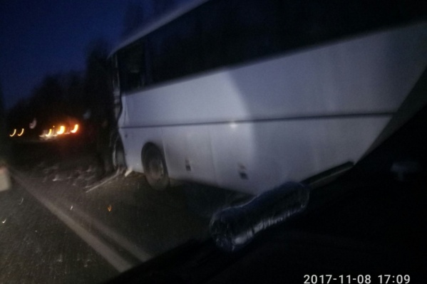 Всю переднюю часть автобуса смяло Всю переднюю часть автобуса смяло