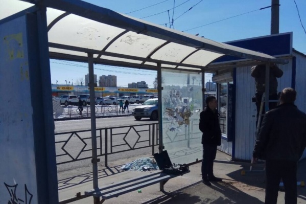 Из-за падения у павильона выбило стёкла Из-за падения у павильона выбило стёкла