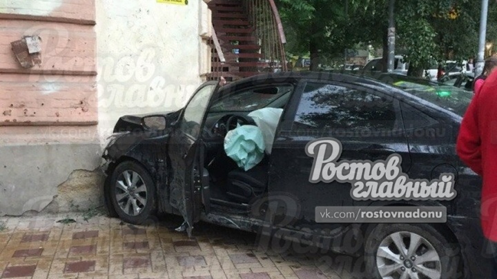 В центре Ростова столкнулись две иномарки: одну из них от удара отбросило на пешехода