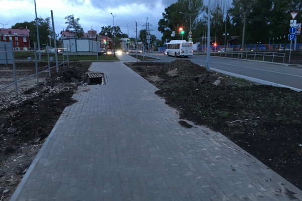 Огромную дыру попытались прикрыть поддонами Огромную дыру попытались прикрыть поддонами