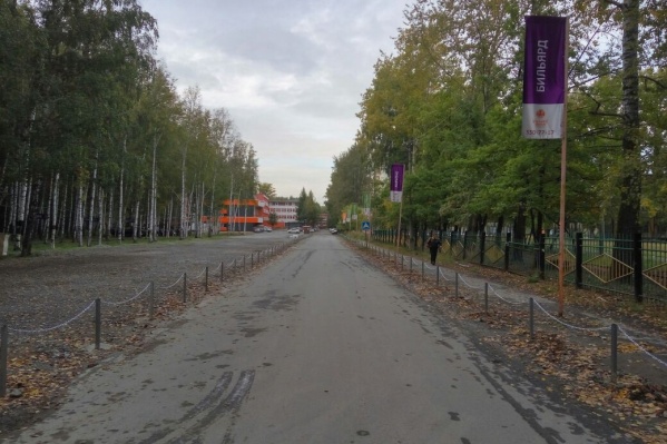 Вся левая часть кадра – отгороженная парковка.
Вся левая часть кадра – отгороженная парковка.