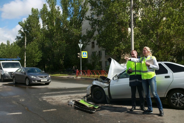 После столкновения с автобусом машина всмятку После столкновения с автобусом машина всмятку