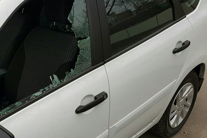 На Чкаловском разбили и обокрали автомобиль «Лада»