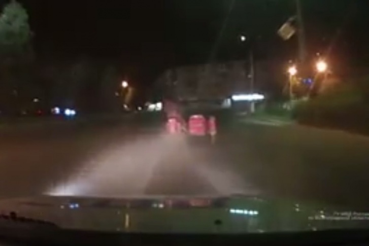 На мотоцикле с люлькой молодой парень показал мастерство скоростной езды На мотоцикле с люлькой молодой парень показал мастерство скоростной езды