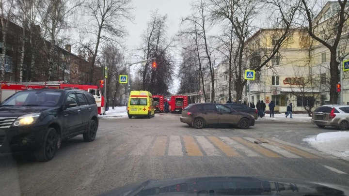 В центре Ярославля загорелся жилой дом: эвакуировали людей